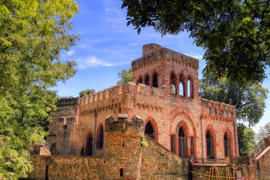 Mosburg, batıdan görüldüğü gibi Biebrich sarayındaki bir kalenin yapay harabesi. Kamu parkı, Avrupa