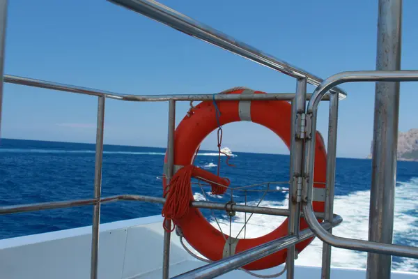 Ein Boot auf dem Meer, auf dem ein Rettungsreifen befestival gt. Er bietet Schutz and hilft in Notsituation of Notsituation.