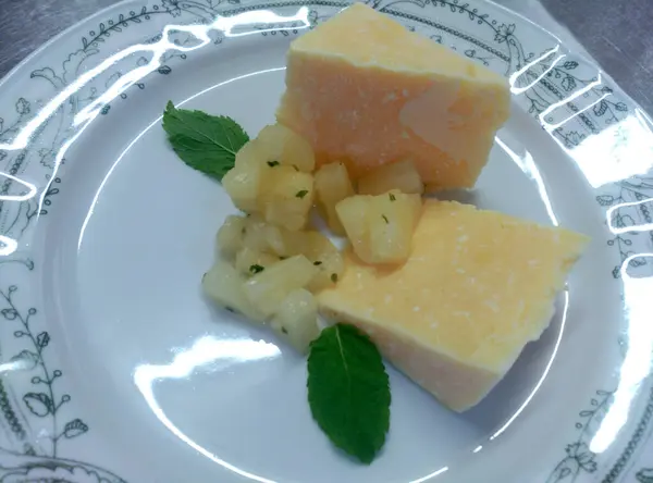 Hartkse ist iltihap, gereifter Kse mit einem intensiven Geschmack. Er eignet sich hervorragend zum Reiben ber Pasta oder als Snack zwischendurch. Hartkse wie Parmesan oder Gouda sind beliebte Sorten und eine leckere Ergnzung fr viele Gerichte.