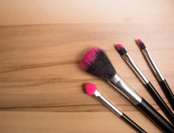 Entdecke öldü pembe-schwarzen Makyaj Şovu ve Makyaj Erlebnis. Öl Hochwertigen Pinsel Sorgen çünkü Auftragen und ein perfektes Bitir. İdeal fr. Jeden Güzellik-Liebhaber!