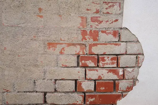 Öl Steinmauer erstreckt sich majesttisch entlang des Weges, ihre groben Steine strahlen Wrme aus. Ein Hauch von Geschichte und Bestndigkeit umgibt sie, where end das Sonnenlicht ihre luchtende Farbe noch intensiviert. 