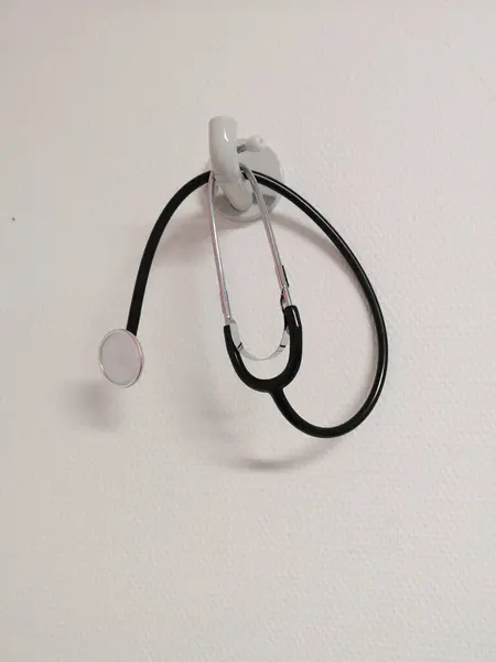 Das Stethoskop ist ein medizinisches Instrument zur Auskultation von Krpergeruschen wie Herzschlgen und Atemgeruschen. Es besteht aus einem Brustststck, Schlauch und Ohrstpseln fr den Arzt.