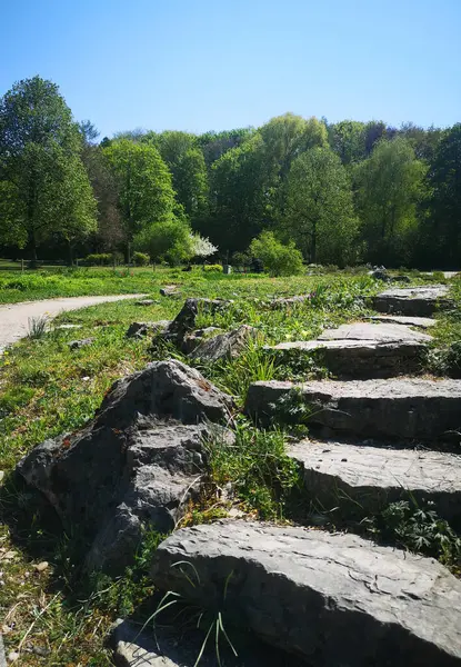 Taşın içinden geçen yol.