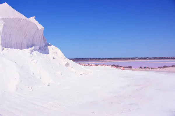 Ein grosser rieiger Salzberg erstreckt sich ber die sarlinen. Ben Hintergrund ve Salzbecken wo das Salz abgebaut wird.