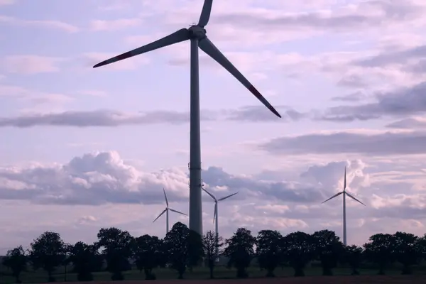 Windmhlen sind historische Maschinen, Windenergie in mechanische Energie umwandeln 'de öldü. Sie werden zur Stromerzeugung oder zum Mahlen von Getreide genutzt. Heutzutage sind sie auch ein sembol fr Nachhaltigkeit und Umweltschutz.