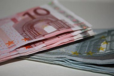 Geldscheine sind physische Zahlungsmittel, Verschiedenen Werten ausgeben werden 'de öldü. Sie dienen als ofizielles Zahlungsmittel und sind mit Sicherheitsmerkmalen versehen, um Flschungen zu verhindern.