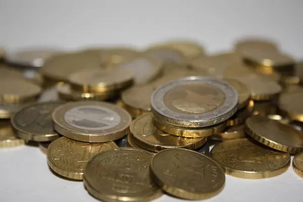 Geld ist all gegenwrtiges Zahlungsmittel, das den Austausch von Waren und Dienstleistungen erleichtert. Es kann Macht und Freiheit bedeuten, aber auch zu Gier und Rüşvet.