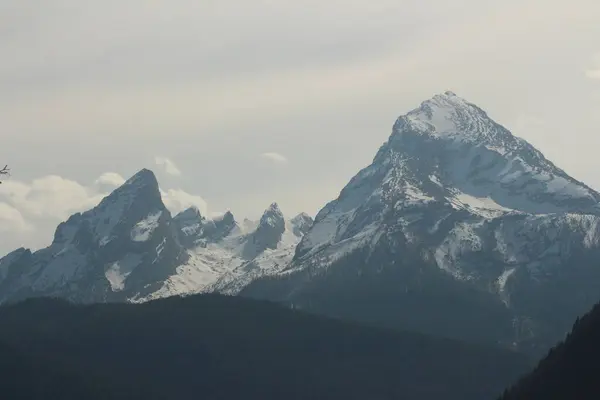 Der Watzmann in den Berchtesgadener Alpen ist mit seinen drei Gipfeln ein imposantes Bergmassiv. Beliebt bei Bergsteigern und Wanderern, bietet er spektakulaere Ausblicke und anspruchsvolle Routen. Efsanevi Ölüm 
