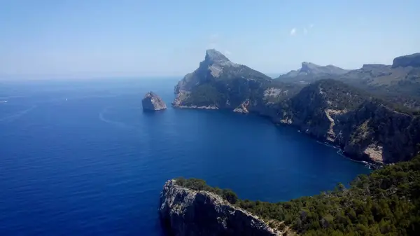 Der Cap de Formentor auf Mallorca beeindruckt mit atemberaubenden Ausblicken auf das tuerkisblaue Meer und die steilen Klippen. Ein beliebtes Ziel fr Touristen und Naturliebhaber, die Schoenheit der Natur in Vollen Zuegen genieen moechten. 