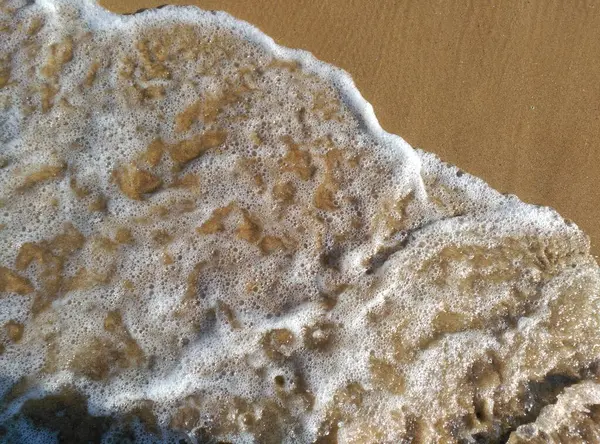 Das tuerkisblaue Meer schwemmt sanft an den goldenen Sandstrand. Öl Wellen Rauschen beruhigend und die salzige Luft erFuellt die Sinne. Ein idillischer Ort zum Entspannen und Traeumen.