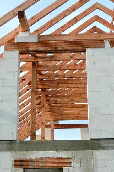 Nşaat Halindeki Bir Evde Ahşap Çatı Kirişi Otomatik Klavsenli Beton — Stok fotoğraf