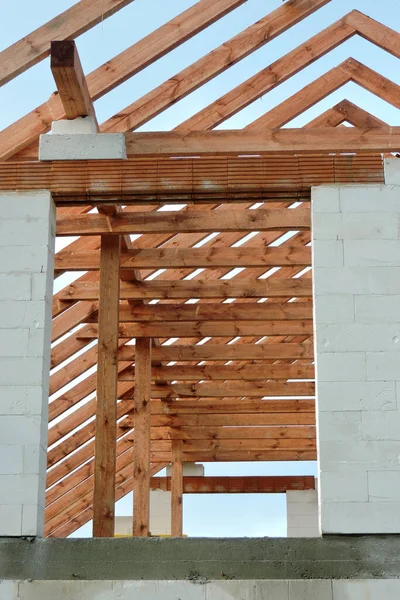 Dřevěný Kmen Střechy Domě Výstavbě Stěny Autoklávovaných Betonových Bloků Hrubý — Stock fotografie