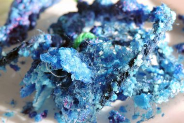 Bir ipin üzerinde mavi tuz kristalleri