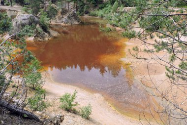 Rudawy Janowickie 'de mor bir lakelet manzarası, Sudetes dağları, Polonya, maden kazıları suyla doldu.