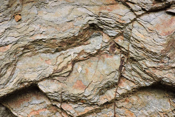硫黄と黄鉄鉱を含む褐色及び橙色の堆積岩 — ストック写真