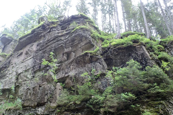 Een Steile Rotsachtige Muur Gemaakt Van Natuurlijk Gebarsten Granieten Rotsen — Stockfoto