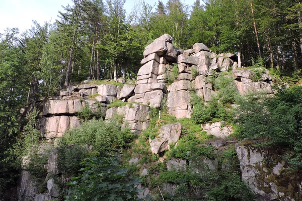 Крута Скеляста Стіна Зроблена Природних Тріщин Гранітних Порід Покритих Зеленим — стокове фото