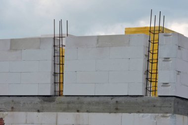 Güçlendirilmiş beton kiriş, inşaat halindeki bir evin birinci katındaki sütunlar için çelik takviye, Aac 'tan yapılmış duvarlar.