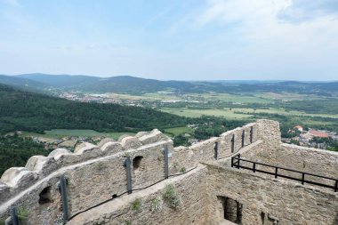 Sobieszw 'daki bir ortaçağ Chojnik Şatosu' nun, Polonya 'daki Karkonosze Milli Parkı' nın taş savunma duvarları, yarıklar, kemerli pencereleri.