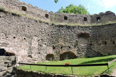 Sobieszw 'daki bir ortaçağ Chojnik Şatosu' nun, Polonya 'daki Karkonosze Milli Parkı' nın taş savunma duvarları, yarıklar, kemerli pencereleri.
