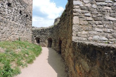 Ortaçağ Chojnik Kalesi kemer pencereleri, taştan duvarlar, Sobieszw, Karkonosze Milli Parkı, Polonya