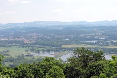 Polonya 'nın Jelenia Gra Vadisi' nde Cieplice Iskie-Zdrj adlı bir şehir ve bir orman manzarası.