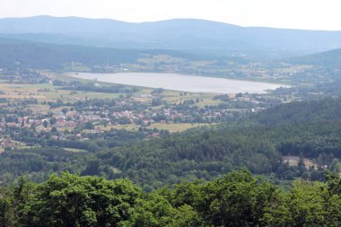  Polonya 'nın Jelenia Gra Vadisi' nde bir orman, bir rezervuar 