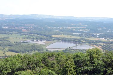 Polonya 'nın Jelenia Gra Vadisi' nde Cieplice Iskie-Zdrj adlı bir şehir ve bir orman manzarası.