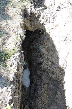 Derin kazılar kısmen yeni bir eve beton döşemek için yapılmış suyla dolu.