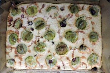 Pişmiş ev yapımı erik ve kirazlı kek.