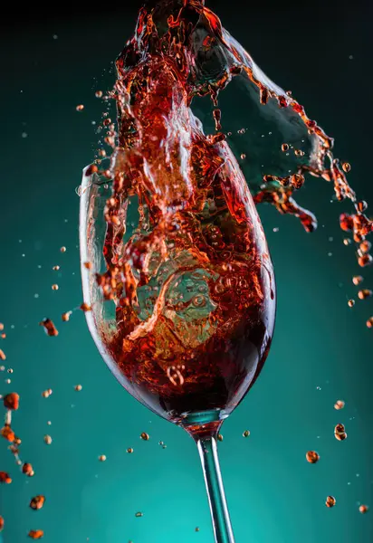 Verser Vin Rouge Verre Sur Table — Photo