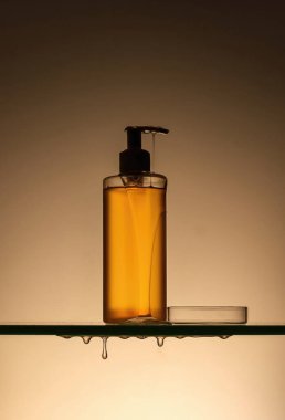 Ürün görüntüleme arkaplanı fotoğrafları vurgular, podyum sahne modelleme ürünleri sunumunu gösterir            