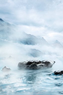 Ürün görüntüleme arkaplanı fotoğrafları vurgular, podyum sahne modelleme ürünleri sunumunu gösterir            