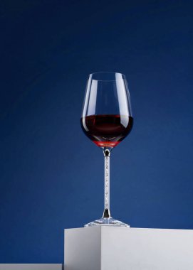 Ürünleri sergilemek için çiçeklerin, taşların ve suyun doğal arkaplanı 