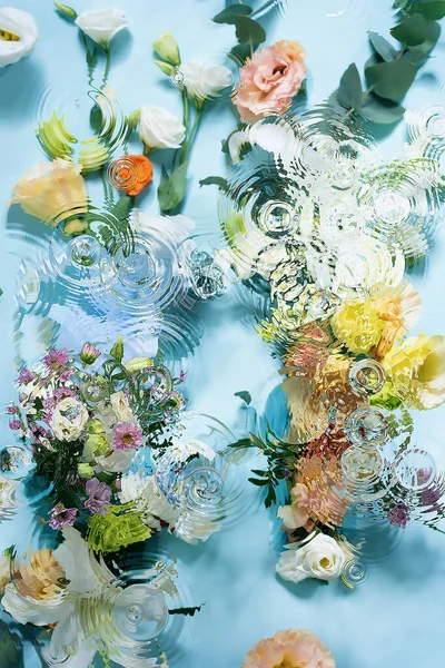 Podium Tło Tło Obrazu Minimalne Tło Świeżymi Kwiatami — Zdjęcie stockowe