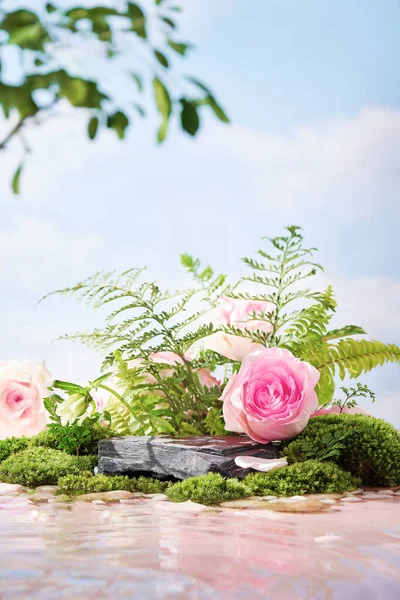 ポディウムの背景 イメージの背景 新鮮な花が付いている最小の背景 — ストック写真