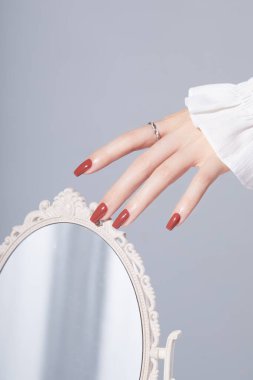 Her Mevsim için Moda Tırnak Sanatı Tasarımları: Sağlıklı ve Güzel Tırnaklar için DIY Çivi Bakımı İpuçları ve Şu anda Denemeniz Gereken Son Çivi Trendleri