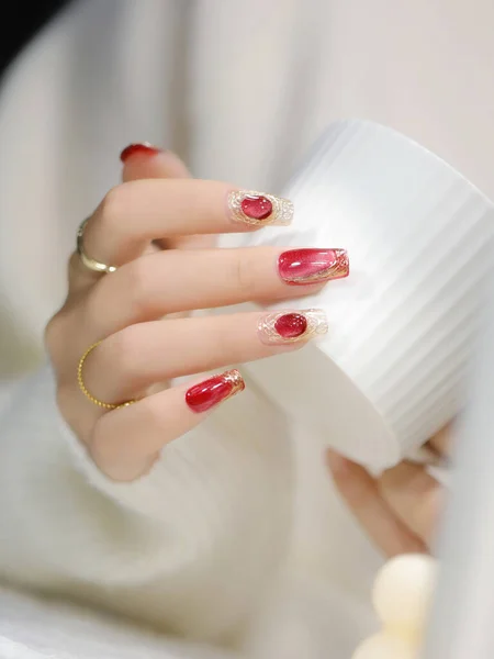 每个季节的时髦指甲艺术设计 Diy指甲护理贴士 健康漂亮指甲的最新贴士和你现在需要尝试的最新指甲趋势 — 图库照片