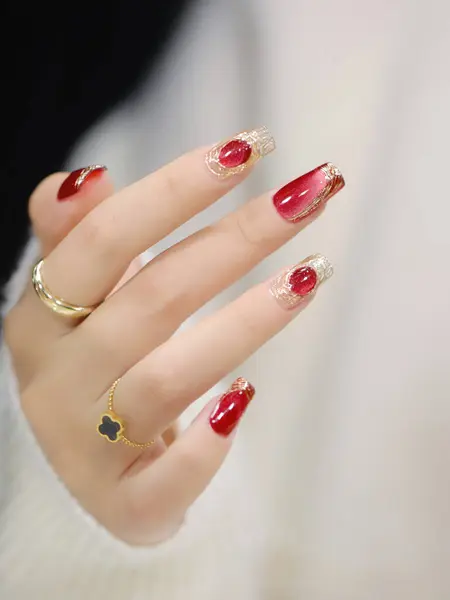 每个季节的时髦指甲艺术设计 Diy指甲护理贴士 健康漂亮指甲的最新贴士和你现在需要尝试的最新指甲趋势 — 图库照片