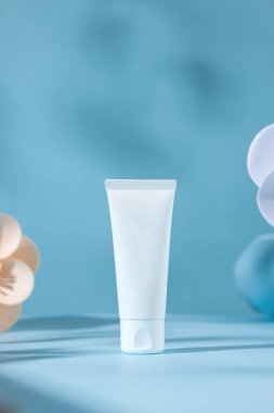 Model ürünleri için logosu ya da markası olmayan beyaz tüp