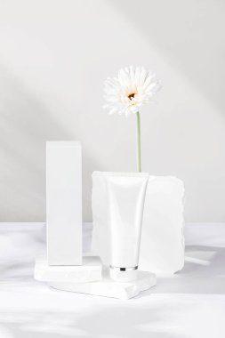 Model ürünleri için logosu ya da markası olmayan beyaz tüp