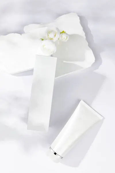 Bílá Tuba Bez Loga Nebo Značky Pro Makléřské Výrobky — Stock fotografie