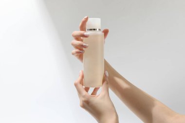 Güzel kadın eller. Kadın el krem, losyon. Spa ve manikür kavramı. Fransız manikür ile eller. Yumuşak cilt, Cilt Bakımı kavramı. El Cilt Bakımı