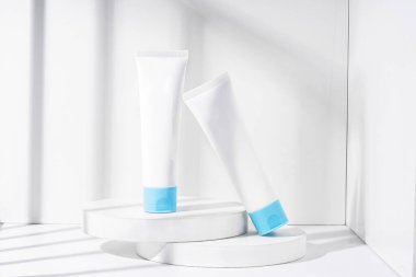 Beyaz tüp. Model için logo yok. 