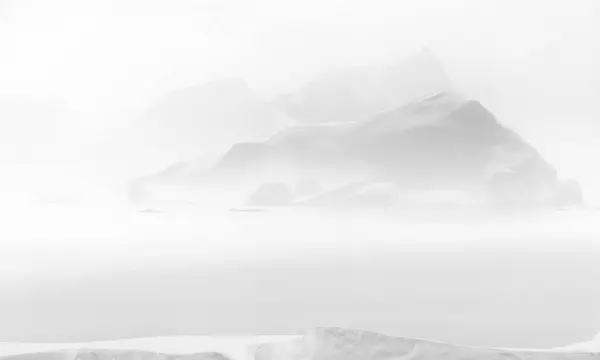 雪山は水製品を表示する — ストック写真