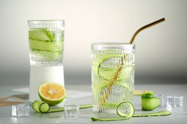 Güzel detoks içecekleri, kumkat ve salatalık suyu resimleri.
