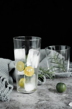 Güzel detoks içecekleri, kumkat ve salatalık suyu resimleri.