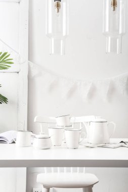 Süt içmek için beyaz işlemeli seramik bardak, süt içmek ve süt karıştırmak için güzel fincanlar. 