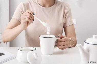 Süt içmek için beyaz işlemeli seramik bardak, süt içmek ve süt karıştırmak için güzel fincanlar. 