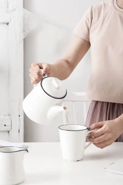 ミルクを飲むことのための白いエナメルを塗られた陶磁器のコップ ミルクを混合するためのコップの美しいイメージ — ストック写真